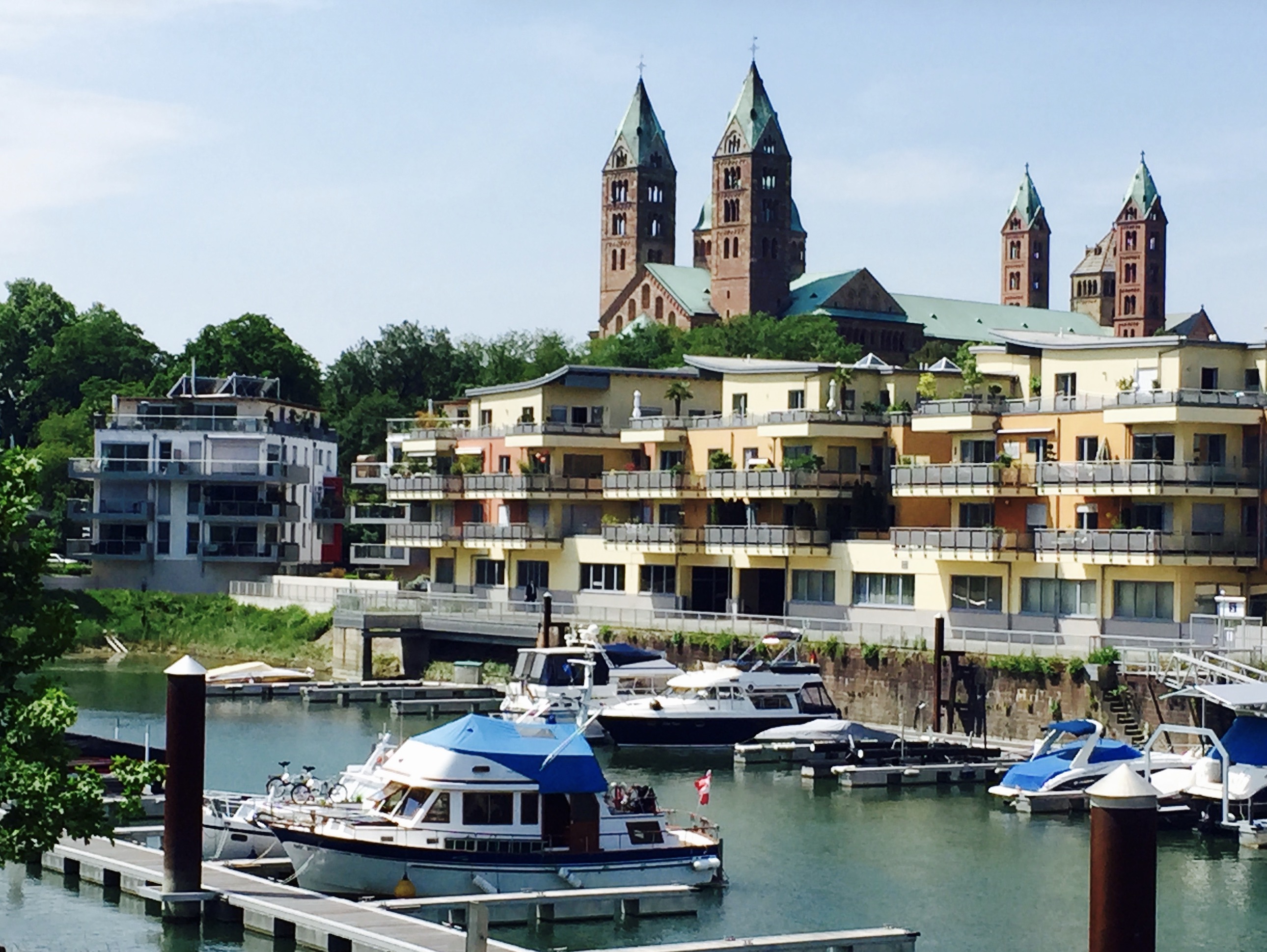 Yachthafen Speyer am Rhein mit dem Kaiserdom im Hintergrund