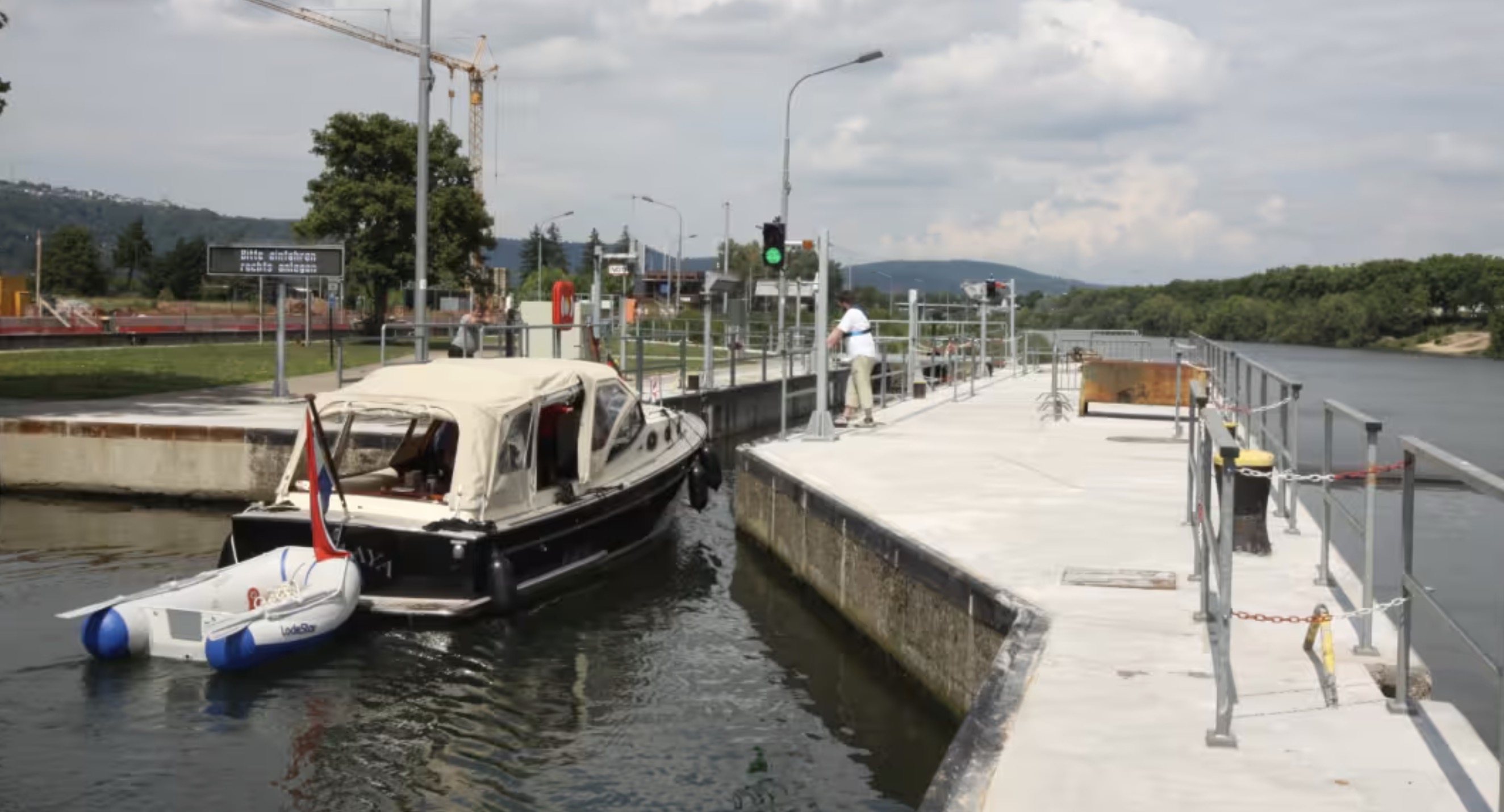 Sportboot an der Sportbootschleuse bei Trier