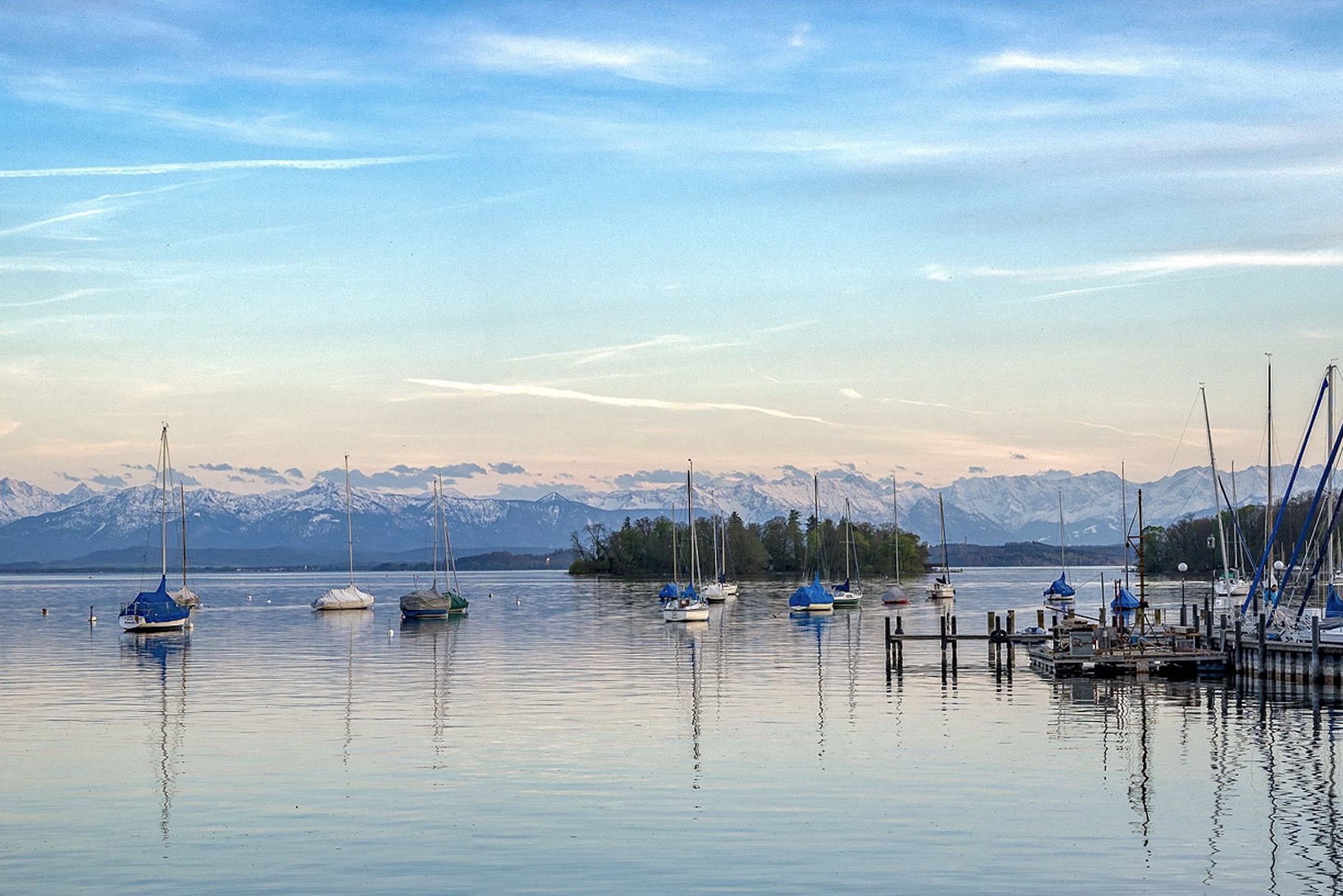 Segelboote auf dem Starnberger See mit verschneitem Alpenpanorama
