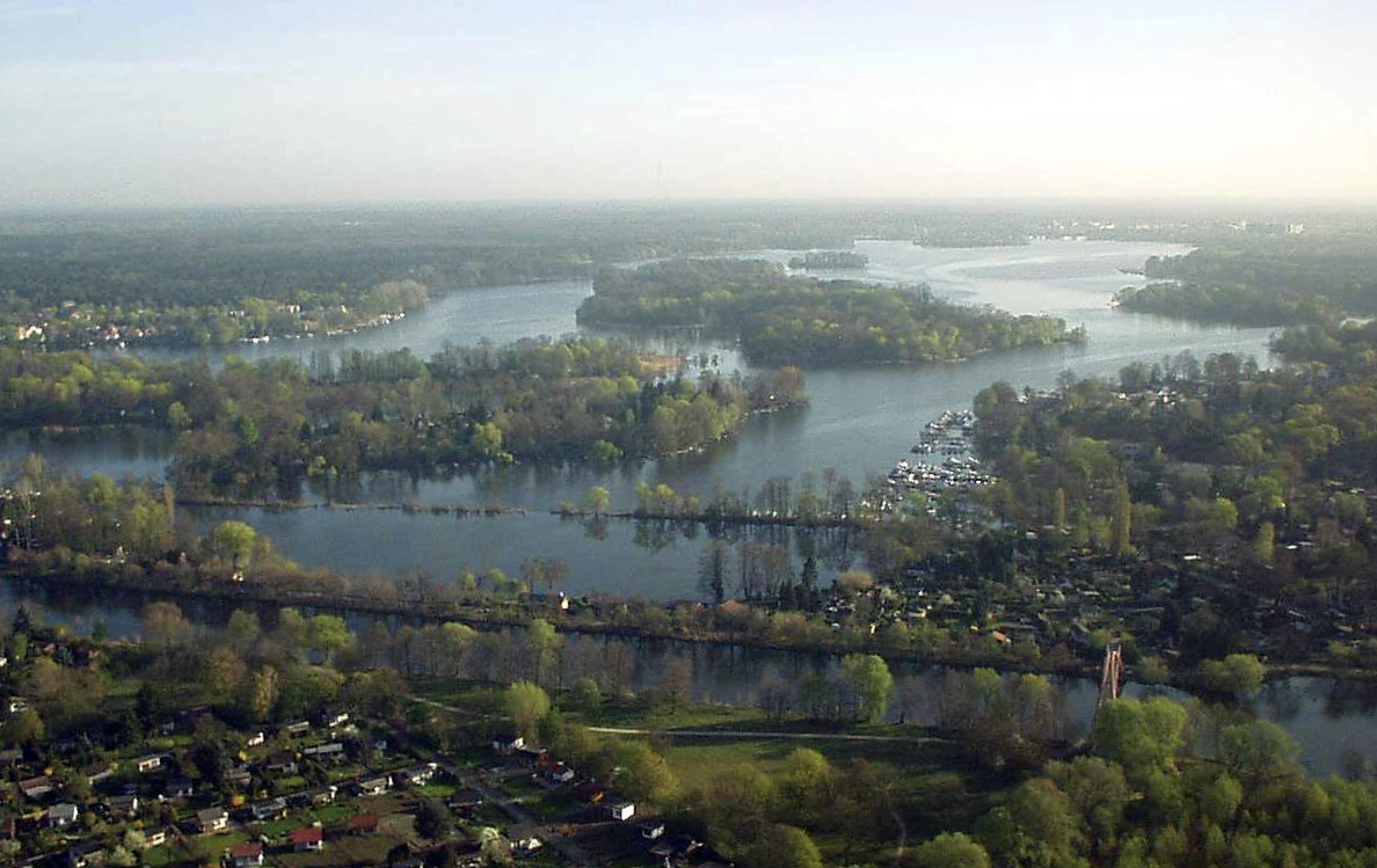 Der Tegeler See in Reinickendorf ist mit einer Gesamtfl&auml;che von etwa 450 Hektar der zweitgr&ouml;&szlig;te See Berlins.