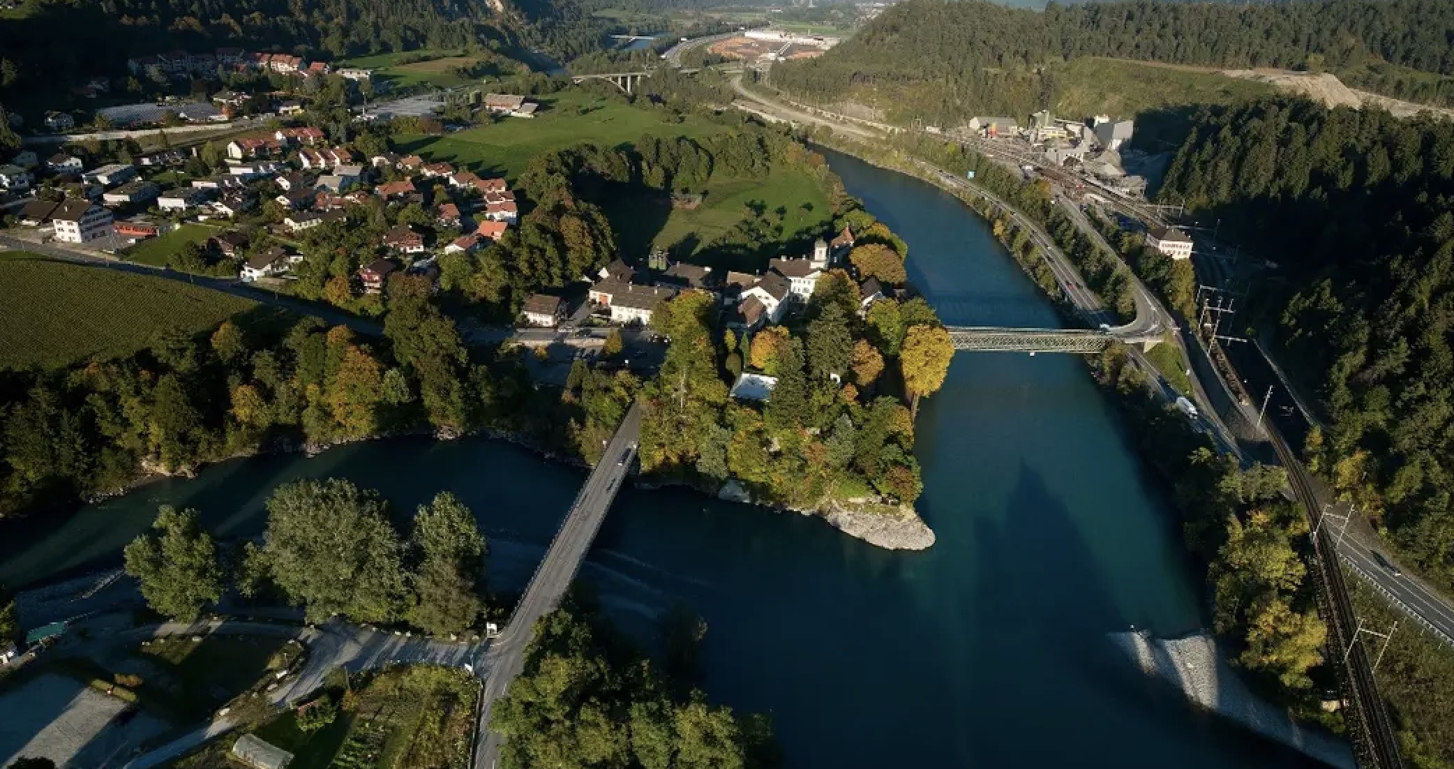 Zusammenfluss von Vorderrhein und Hinterrhein bei Reichenau