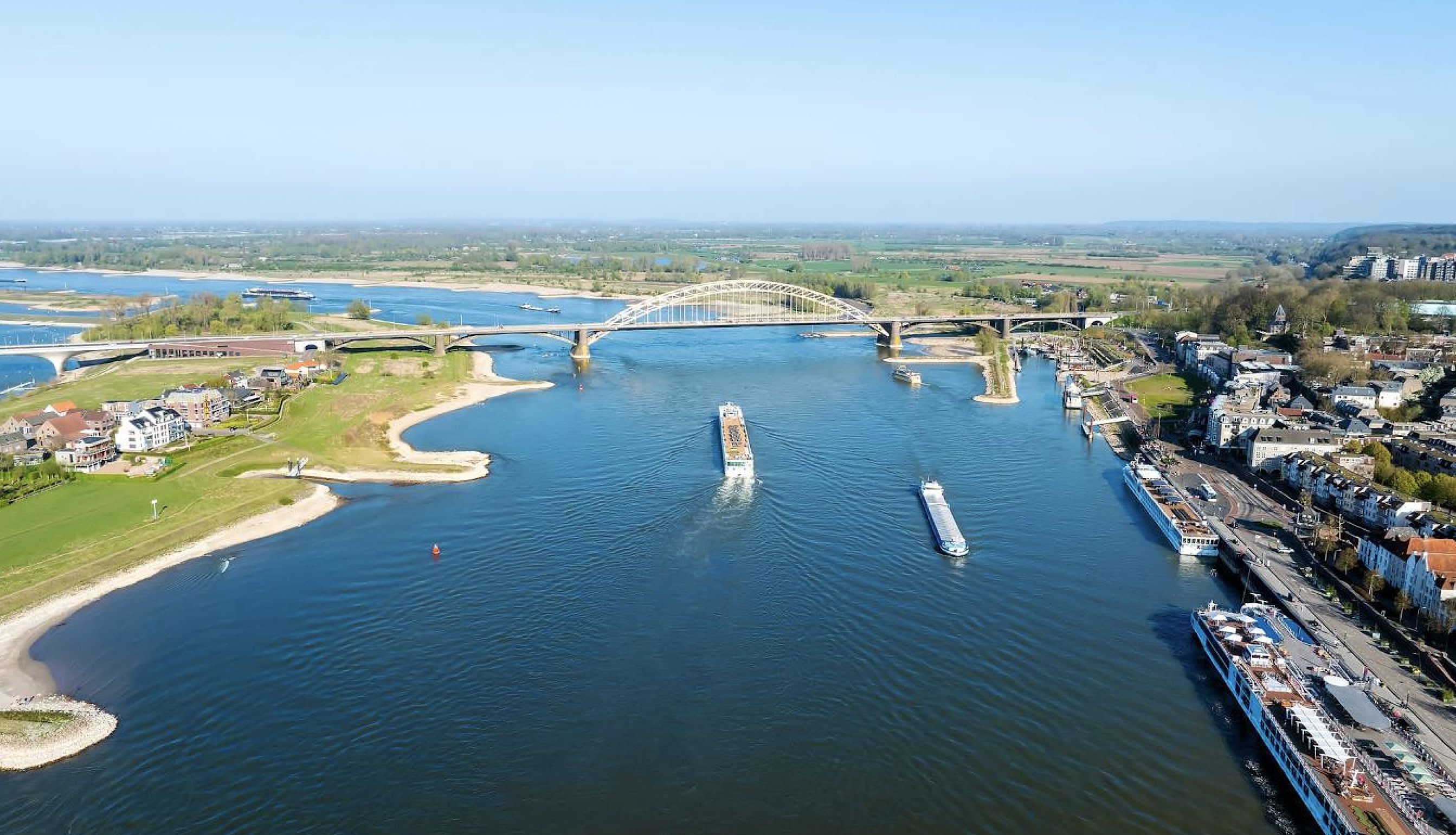Die Waal bei Nijmegen mit Frachtschiffen