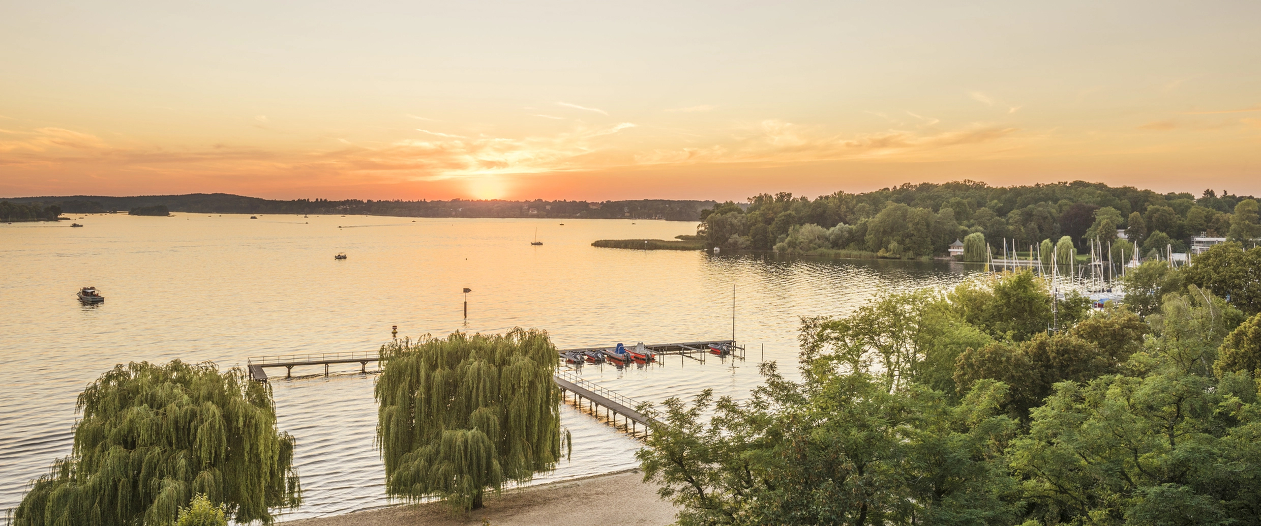 Abendstimmung am Wannsee mit Steg und Segelbooten