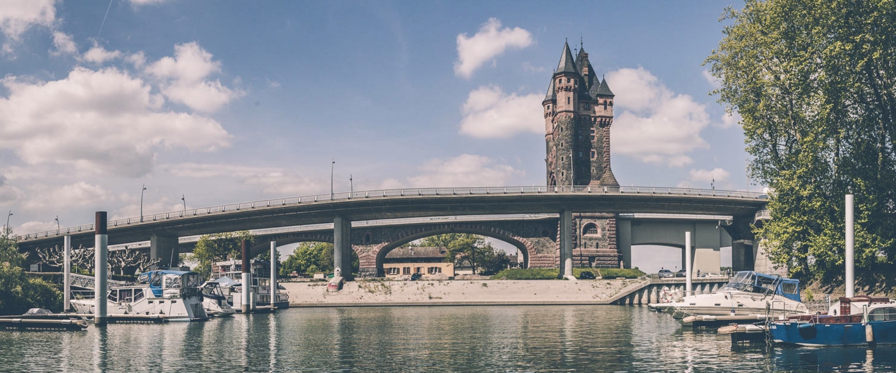 Winterhafen von Worms am Rhein mit dem Nibelungenturm