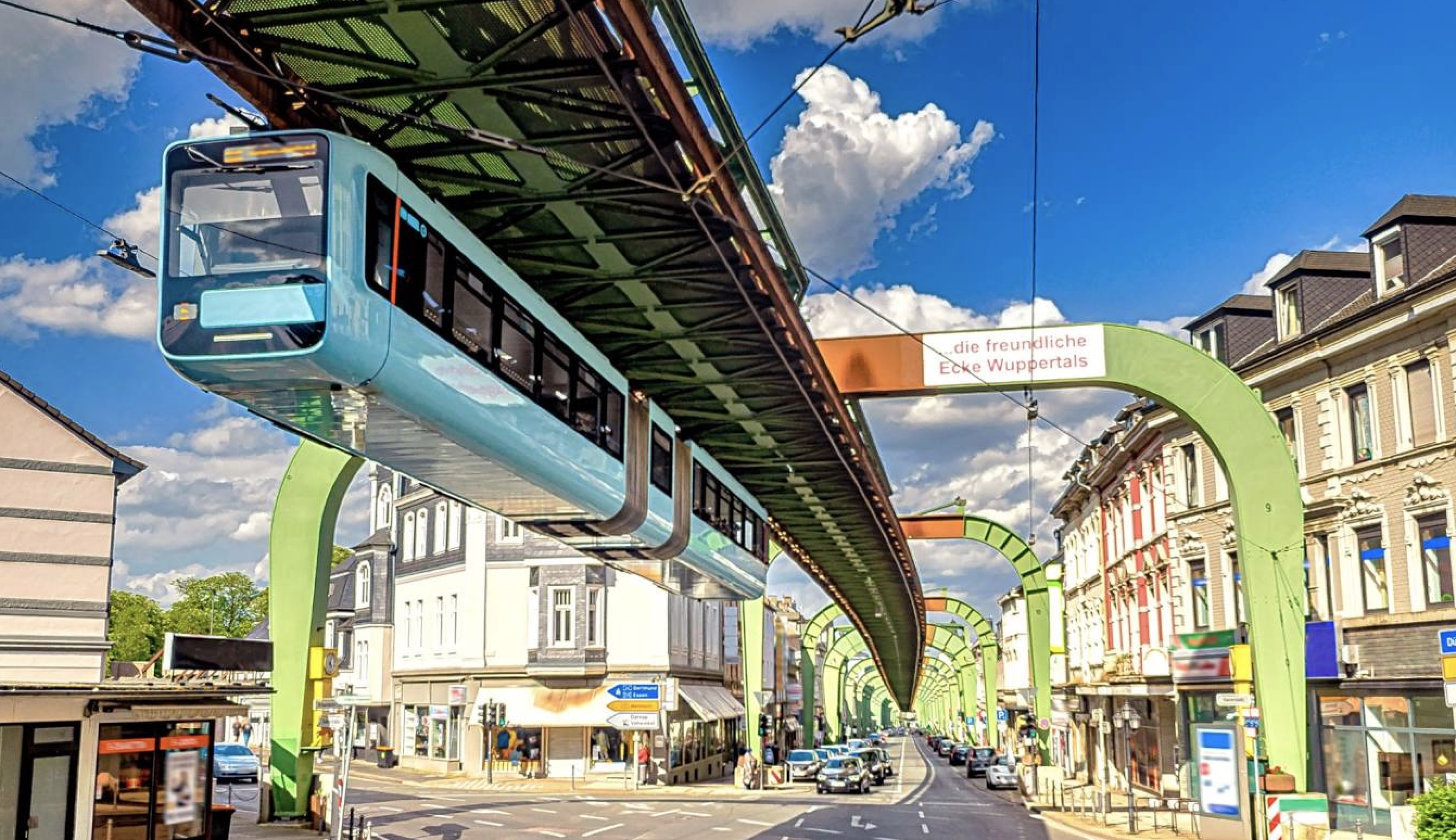 Die Wuppertaler Schwebebahn &uuml;ber der Talachse