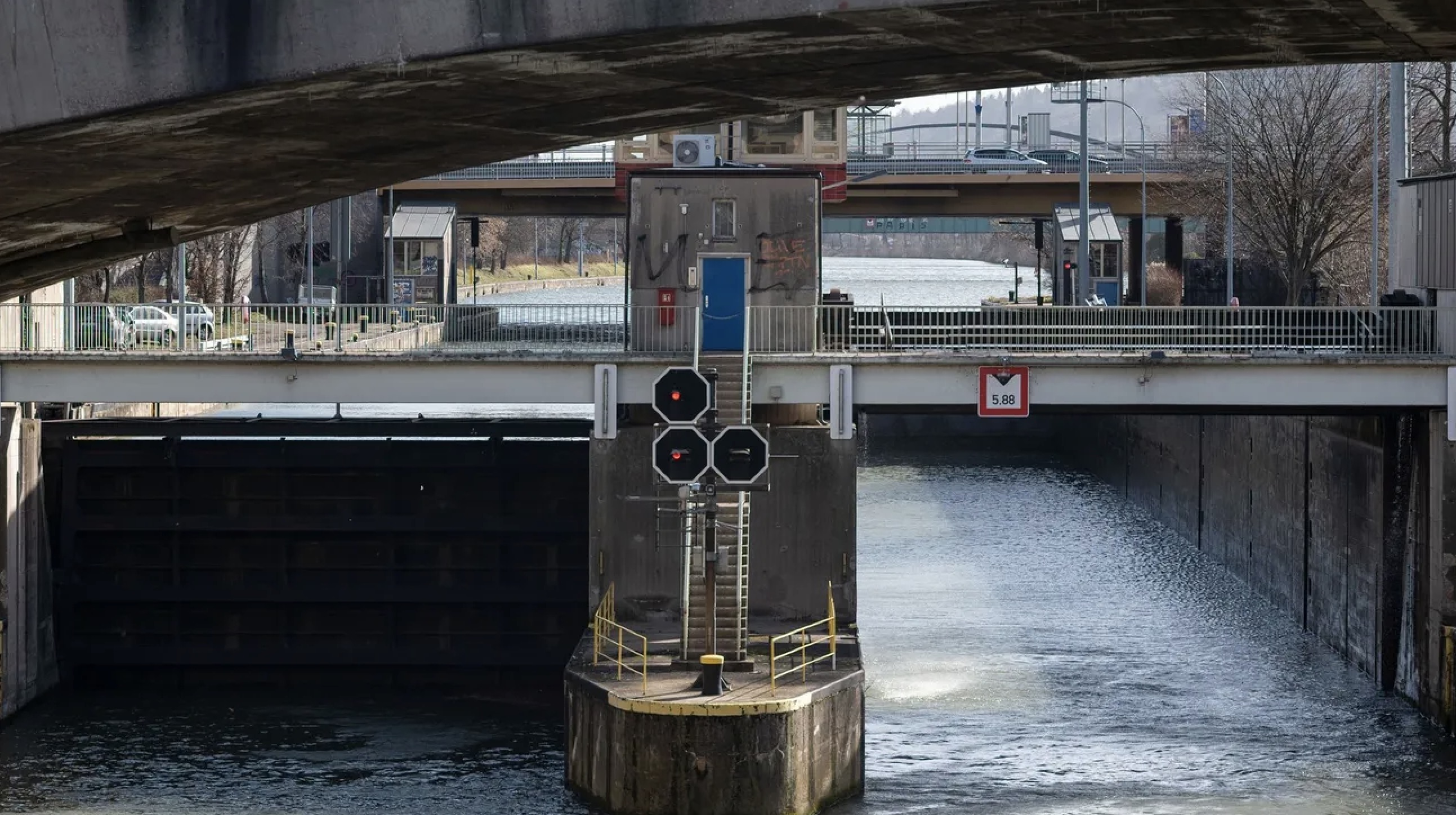 Zwillingsschleuse am Neckar mit zwei nebeneinanderliegenden Schleusenkammern