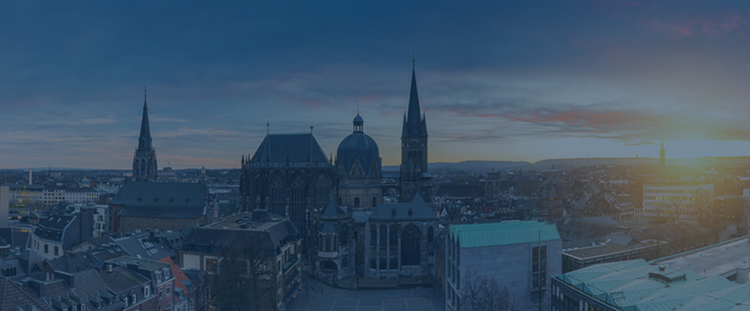 Aachener Dom und Innenstadt im Abendlicht mit Blick &uuml;ber die Westgrenze Deutschlands