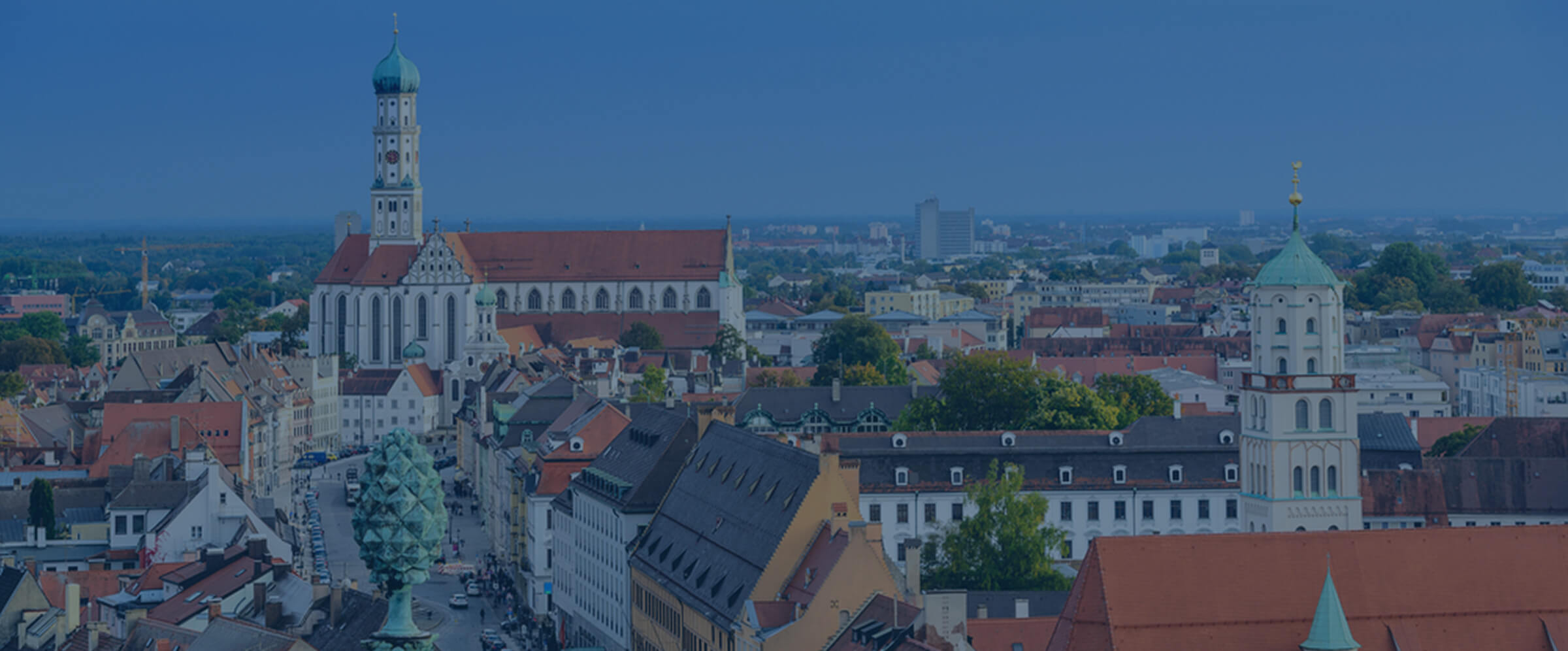 Blick &uuml;ber Augsburg mit Rathaus, Perlachturm und den T&uuml;rmen von St. Ulrich und Afra