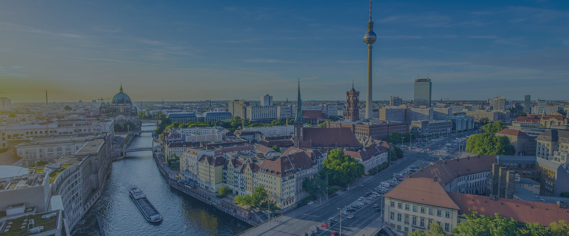 Blick &uuml;ber Berlin mit Fernsehturm und der Spree