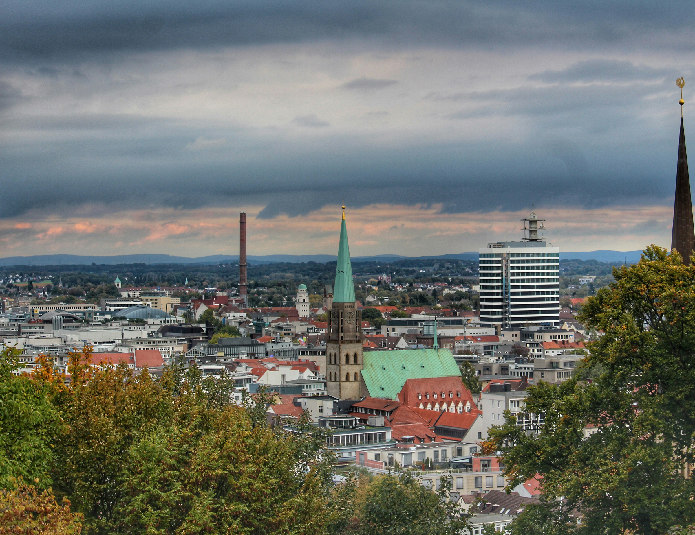 Bielefeld mit der Sparrenburg &uuml;ber dem Teutoburger Wald
