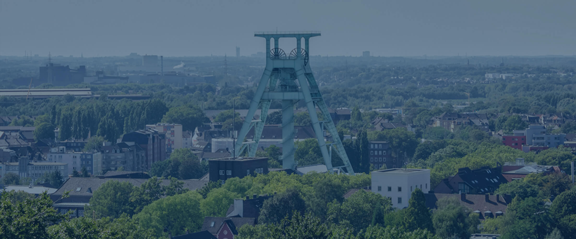 F&ouml;rderturm &uuml;ber der Bochumer Stadtsilhouette