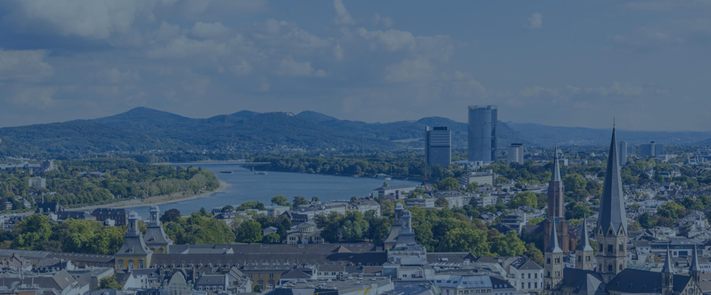 Blick &uuml;ber Bonn mit Rhein, Siebengebirge und den M&uuml;nstert&uuml;rmen