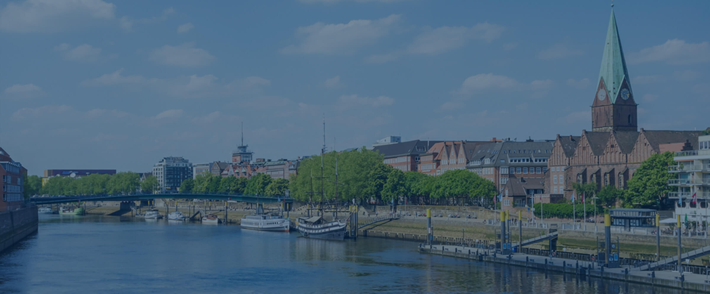 Bremer Altstadt mit St.-Martini-Kirche und Schlachte an der Weser