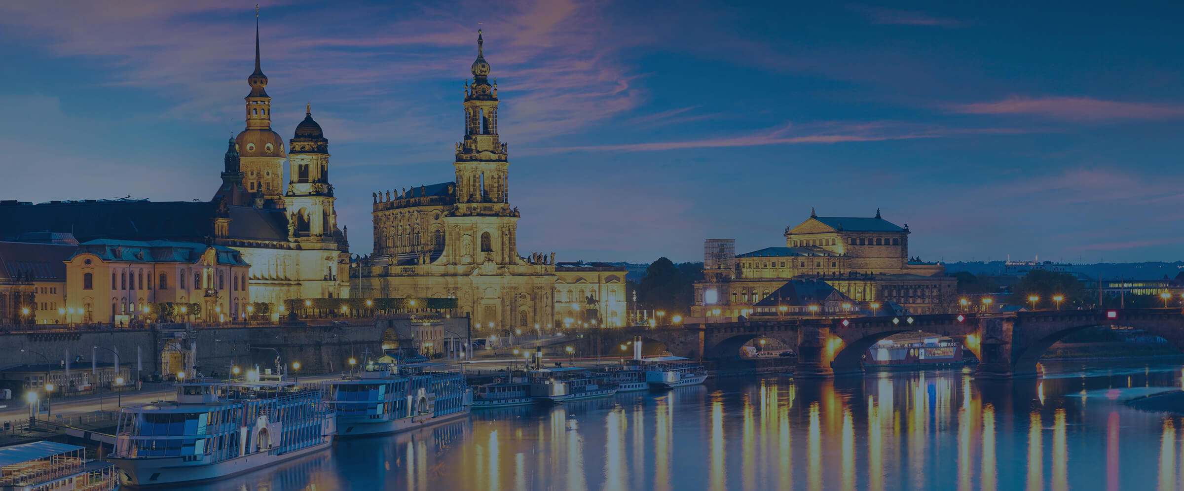 Dresdner Altstadt mit Frauenkirche und Semperoper an der Elbe im Abendlicht