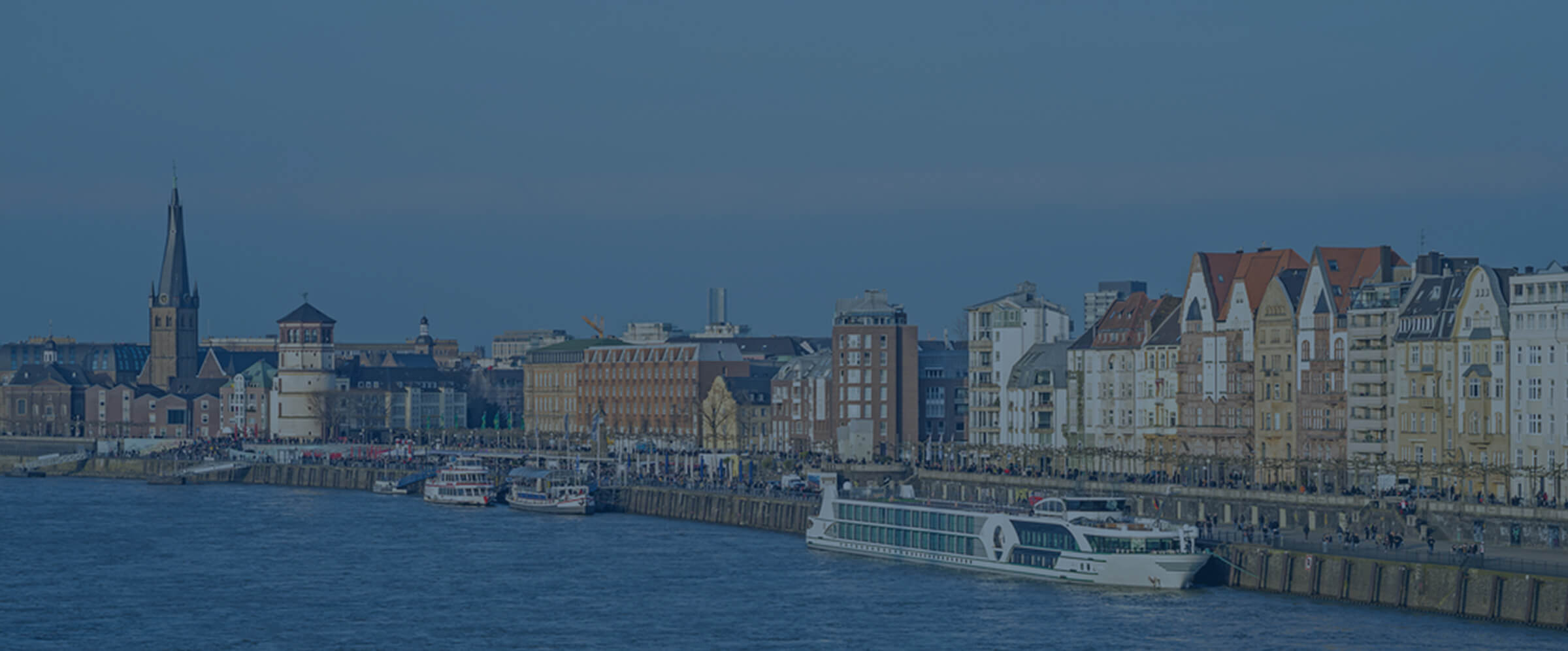 D&uuml;sseldorfer Altstadt mit Schlossturm und Lambertuskirche am Rhein im Abendlicht