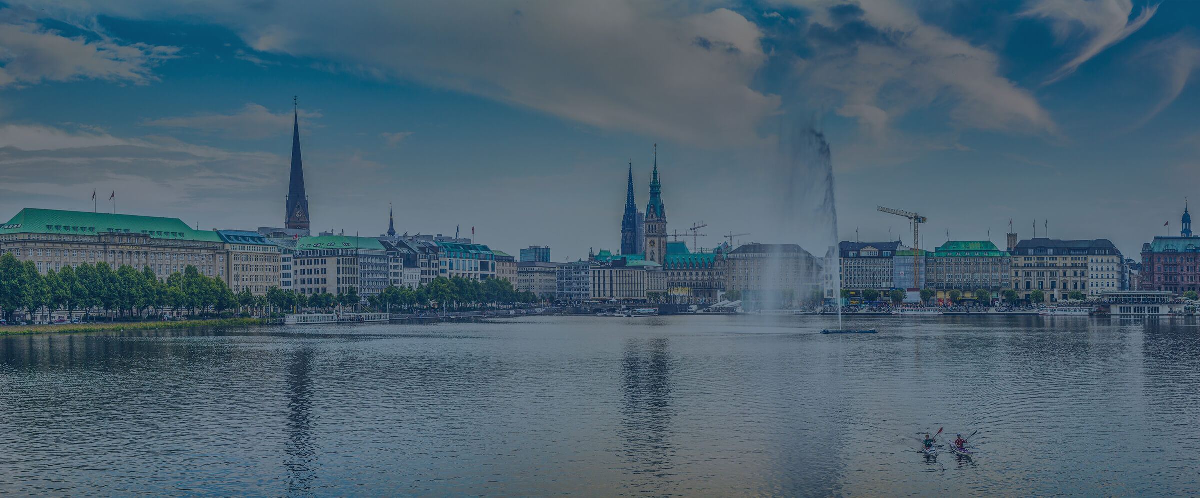 Blick &uuml;ber die Binnenalster mit Rathaus und Fontaene
