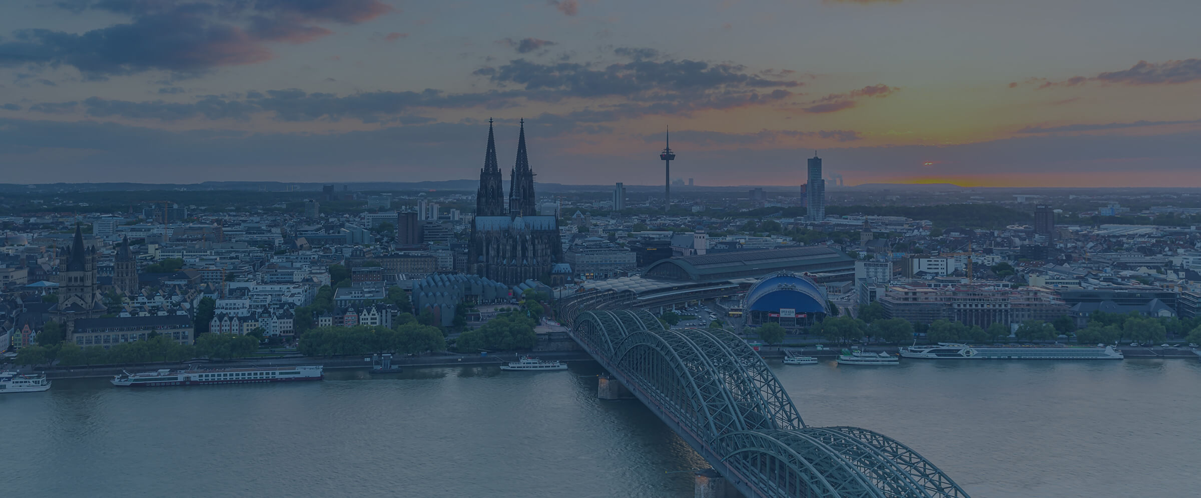 K&ouml;ln mit Dom, Hohenzollernbr&uuml;cke und Rhein im Abendlicht