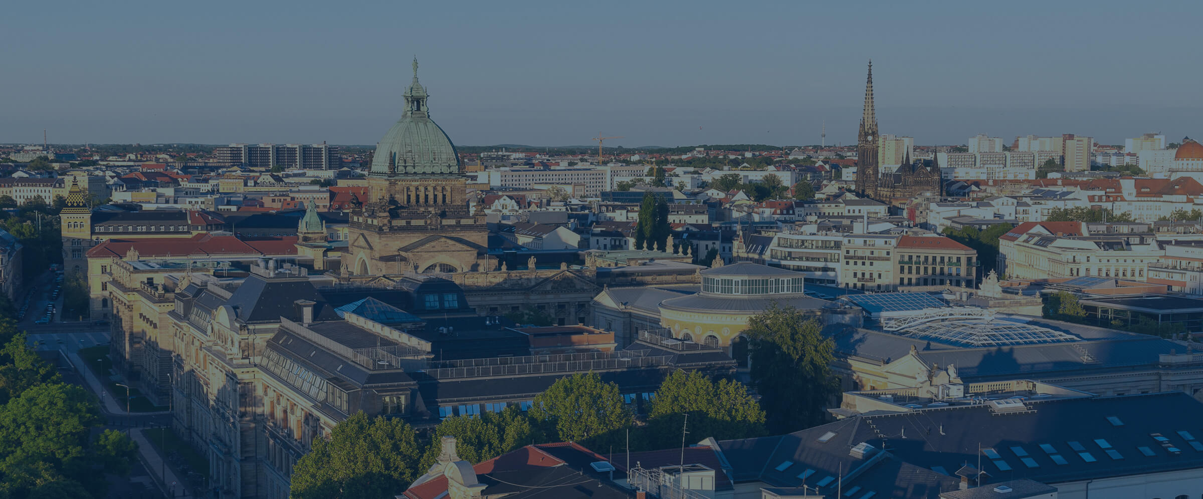 Leipziger Innenstadt mit Bundesverwaltungsgericht, Neuem Rathaus und City-Hochhaus im Abendlicht