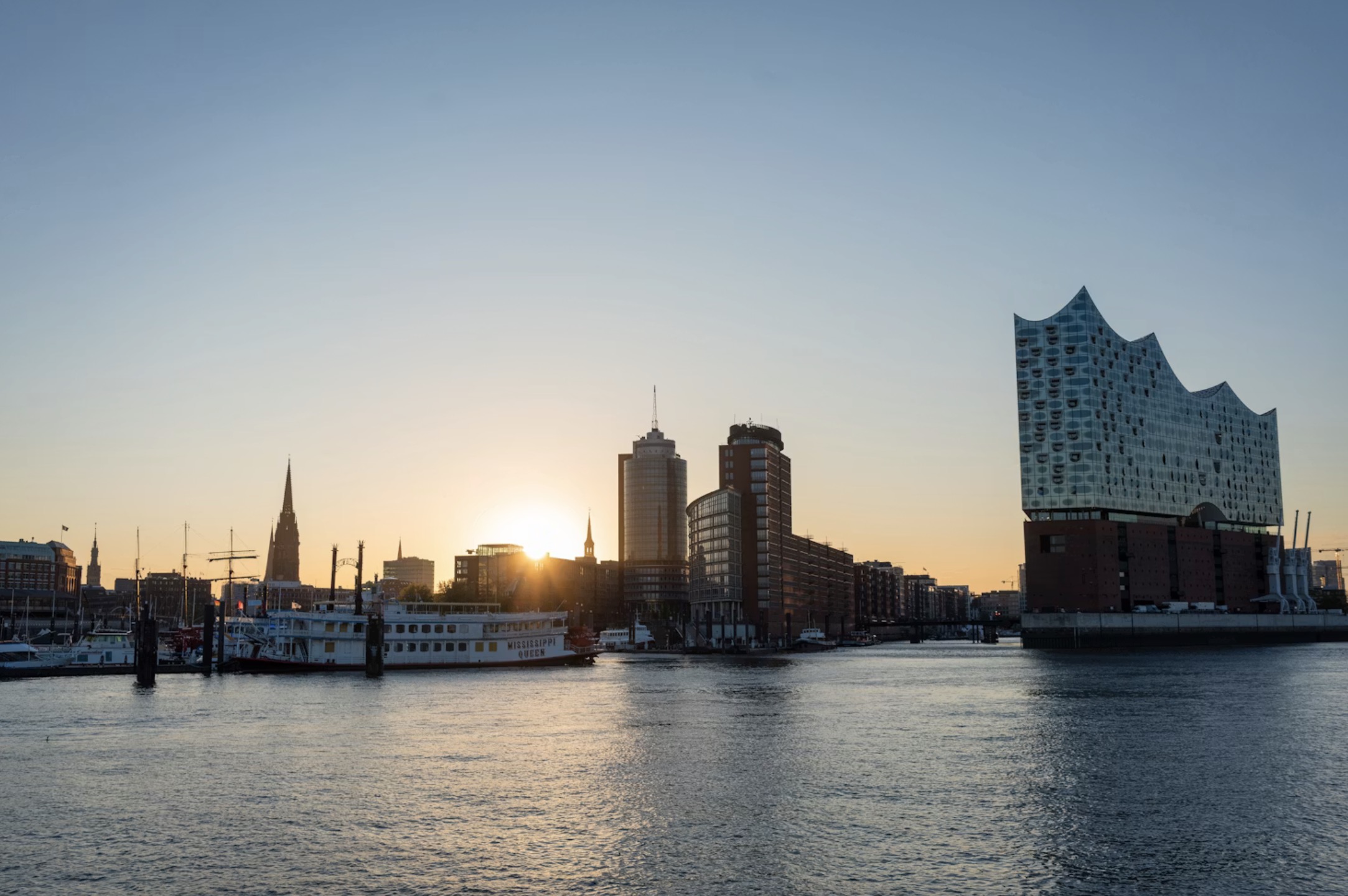 Hamburger Hafen mit Elbphilharmonie