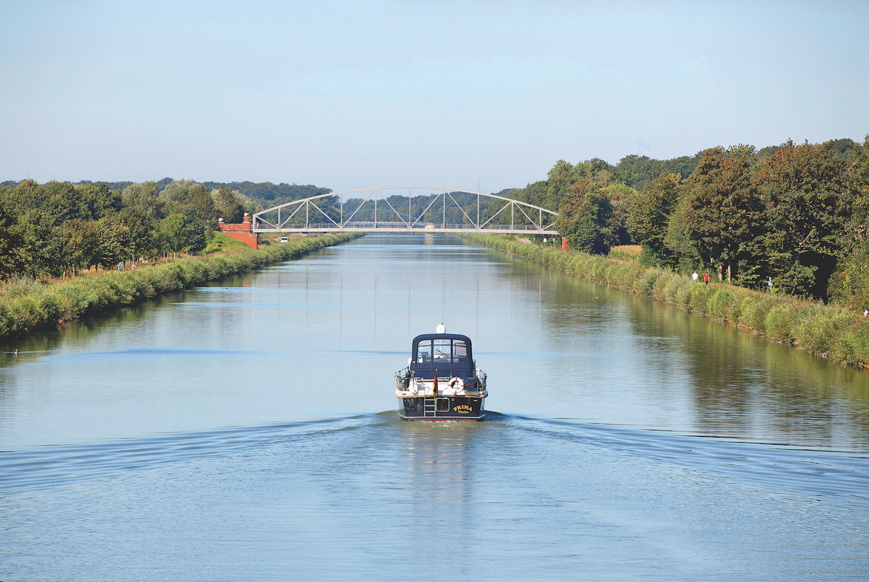 Motoryacht auf dem Mittellandkanal bei Hannover