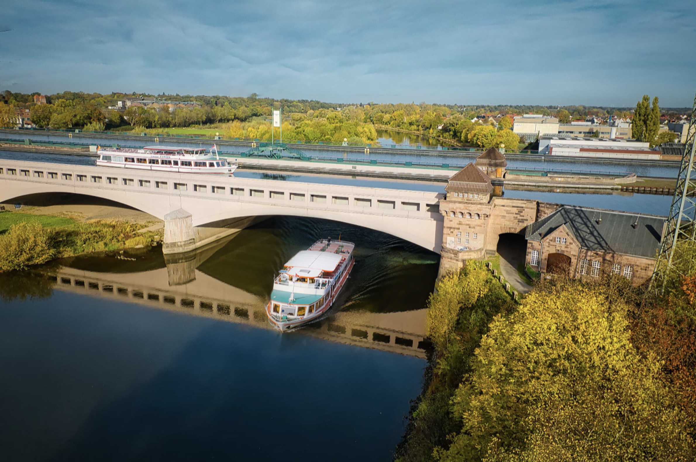 Wasserstra&szlig;enkreuz Minden mit Fahrgastschiffen
