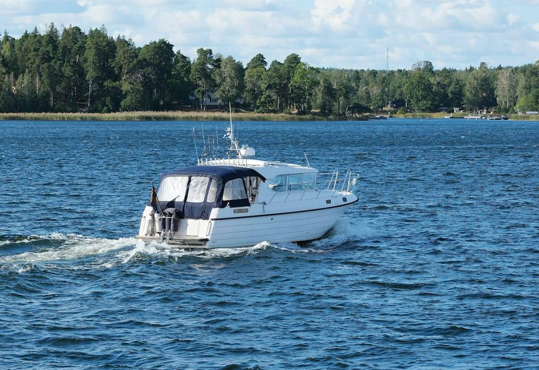 Motorboot in Fahrt auf offenem Wasser