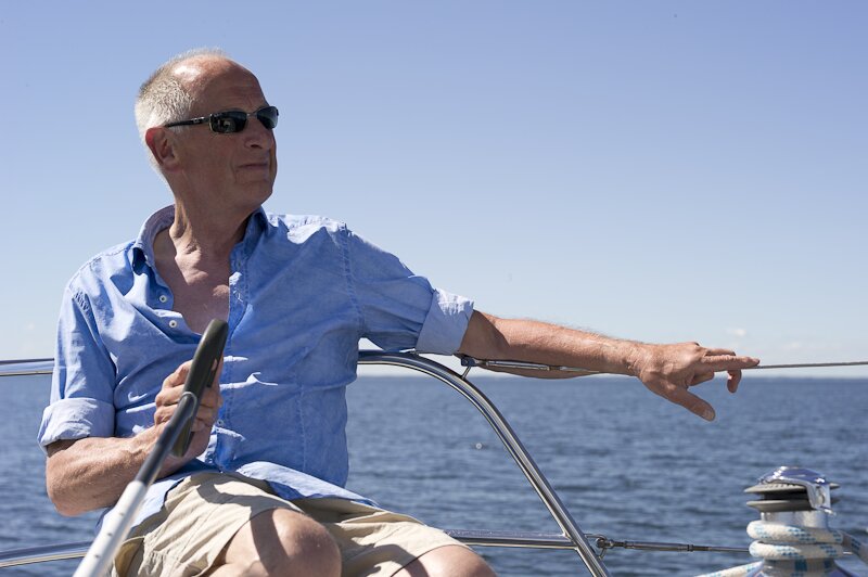 Lehrbuchautor Rolf Dreyer am Steuer einer Yacht
