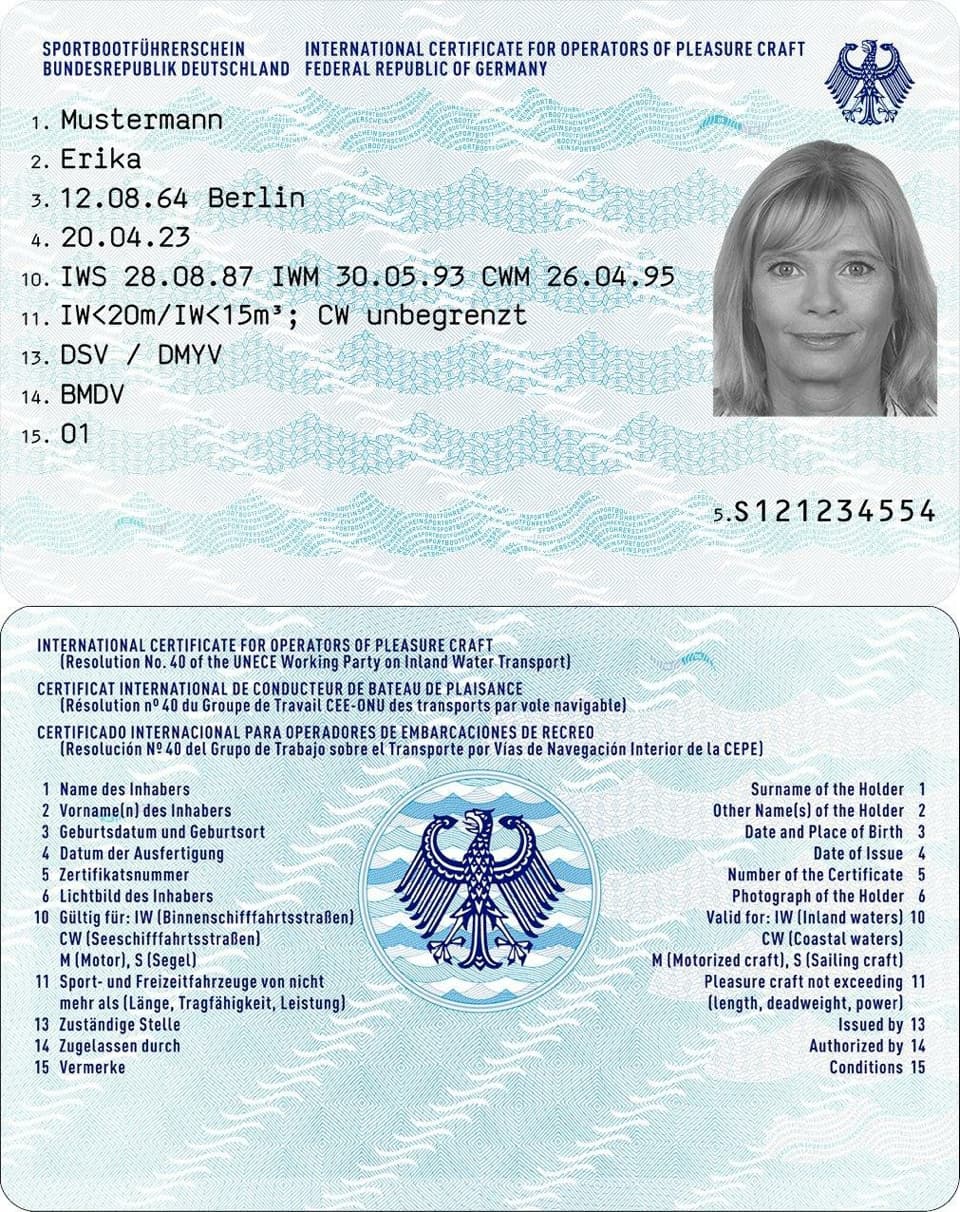 Bootsf&uuml;hrerschein als Plastikkarte &ndash; Vorder- und R&uuml;ckseite mit internationalen Erl&auml;uterungen